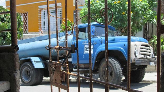 Camión cisterna en una calle de Santiago de Cuba. (Yosmani Mayeta)