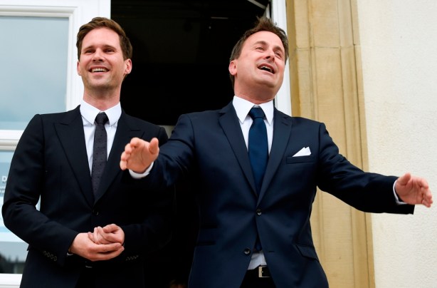 Foto: El primer ministro de Luxemburgo Xavier Bettel y su compañero arquitecto belga Gauthier Destenay llegan en el Ayuntamiento para su boda en Luxemburgo / AFP