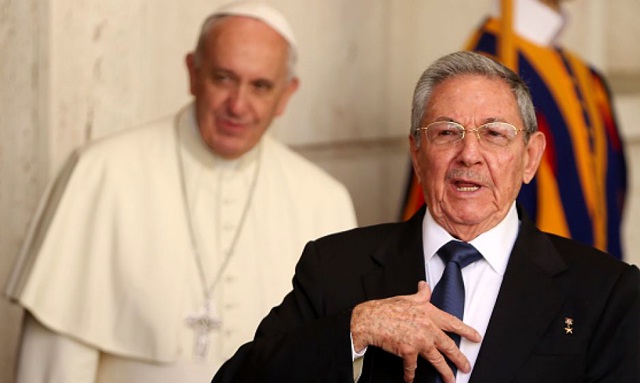 Raúl Castro, al frente; detrás, el papa Francisco. Fotografía © Noticias Univisión.