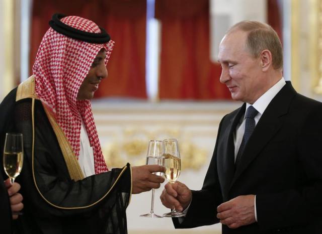 El presidente ruso, Vladímir Putin (d) y el embajador de Arabia Saudí, Abdulrahman Al-Rassi (i) durante la ceremonia de entrega de las credenciales diplomáticas para los embajadores durante un acto celebrado en el Kremlin, Moscú, Rusia hoy 28 de mayo de 2015. EFE/Sergei Karpukhin