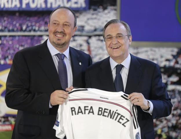 El hasta ahora técnico del Nápoles, Rafa Benítez (i), junto al presidente del Real Madrid, Florentino Pérez (d), durante su presentación como nuevo entrenador del equipo blanco para las tres próximas temporadas, en sustitución del destituido Carlo Ancelotti, en un acto que ha tenido lugar este mediodía en el palco de honor del estadio Santiago Bernabéu. EFE/Emilio Naranjo