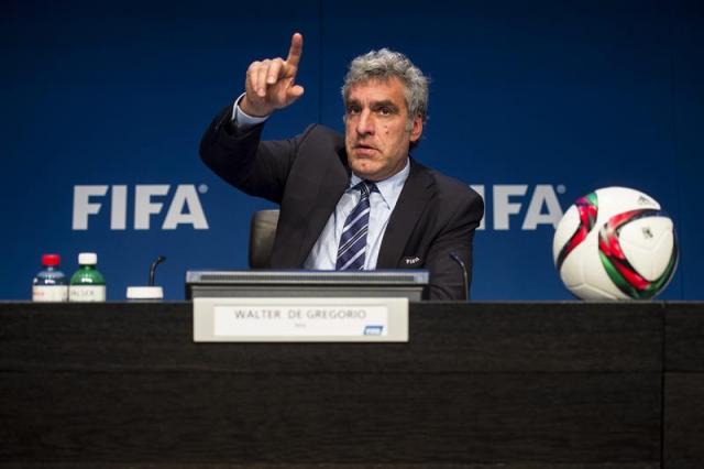 Fotografía de archivo tomada el 27 de mayo de 2015 que muestra al director de Comunicaciones y relaciones públicas de la FIFA, Walter de Gregorio, durante una rueda de prensa en Zúrich (Suiza). La FIFA anunció este jueves la decisión de su director de comunicación y relaciones públicas Walter De Gregorio de "abandonar con efecto inmediato" su cargo, en el que permanecía desde septiembre de 2011. EFE/Ennio Leanza