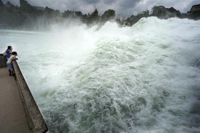 Dos niños observan las Cataratas del Rhin en Neuhausen (Suiza) hoy, martes 16 de junio de 2015. EFE/Walter Bieri