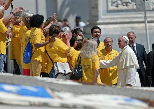 El papa Francisco (dcha) habla con un grupo de fieles durante la audiencia general del miércoles en la plaza de San Pedro, en el Vaticano, hoy, 3 de junio de 2015. EFE/Alessandro Di Meo