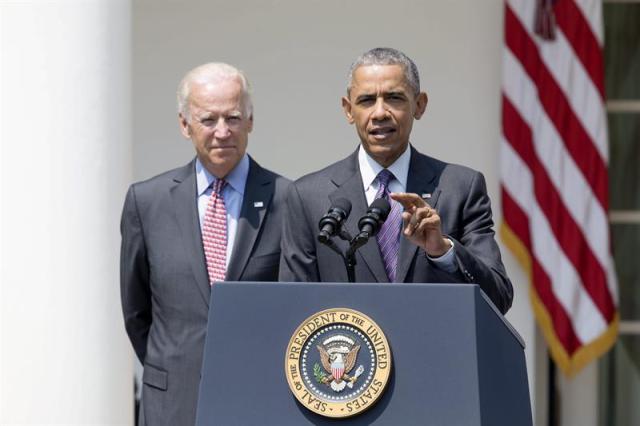 El presidente de EEUU, Barack Obama (d) y el vicepresidente Joe Biden (i) durante una rueda de prensa en los jardines de la Casa Blanca en Washington, Estadosun Unidos hoy 1 de julio de 2015. Obama confirmó hoy que ha llegado a un acuerdo para restablecer las relaciones diplomáticas con Cuba, rotas en 1961, y abrir embajadas en las respectivas capitales este mes. EFE/Michael Reynolds