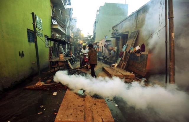 Un empleado municipal fumiga las calles para erradicar la amenaza que suponen los mosquitos, en Bangalore, India, hoy, miércoles 1 de julio de 2015. Los mosquitos son transmisores de enfermedades como la malaria y las fiebres del dengue y del Nilo Occidental, que según los expertos podrían llegar a afectar a Europa en las próximas décadas debido al cambio climático. Un equipo internacional de investigadores ha demostrado que la propagación de la malaria no sólo está determinada por factores climáticos, sino que el grado de inmunidad de una población (un factor no calculado hasta ahora) también juega un papel esencial. EFE/Jagadeesh Nv