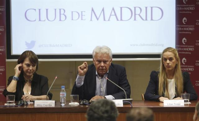  El expresidente del Gobierno Felipe González durante la rueda de prensa ofrecida junto a Lilian Tintori (d), esposa del opositor venezolano Leopoldo López, y Mitzy Capriles (i), esposa de Antonio Ledezma, hoy en la Asociación de la Prensa de Madrid. EFE/J.J.Guillen