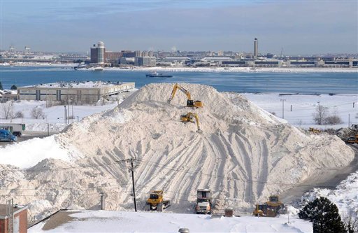 En esta imagen del 18 de febrero de 2015, una pila de nieve en Boston. El alcalde de Boston, Martin Walsh, anunció el martes 14 de julio que la antes enorme montaña de nieve sucia se había fundido oficialmente casi por completo. (Jim Walker/Conventures, Inc. via AP)