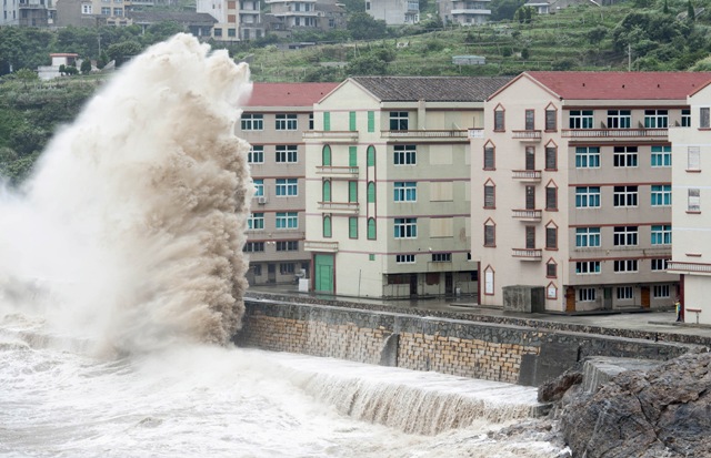 Foto: Una ola, bajo la influencia del tifón Chan-hom, impacta la costa cercana a una zona residencial en Wenling, en la provincia de Zhejiang, China / reuters