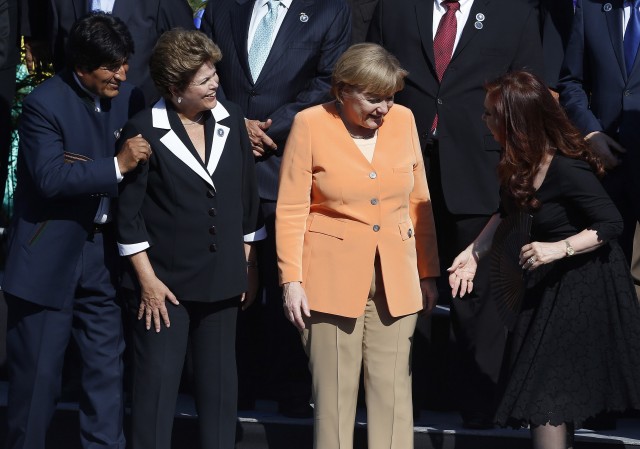 La chaqueta naranja de Merkel brilló en la Celac