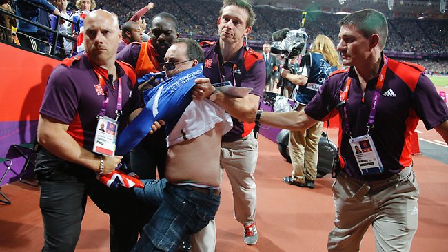 A este hombre lo metieron preso por tirarle una botella a Usain Bolt