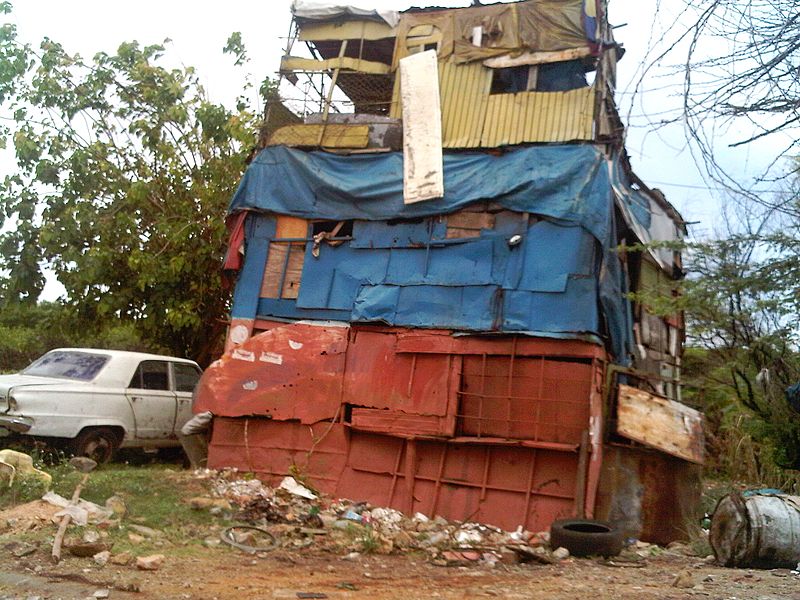 Conoce el rancho de tres pisos en Maracaibo (Fotos)