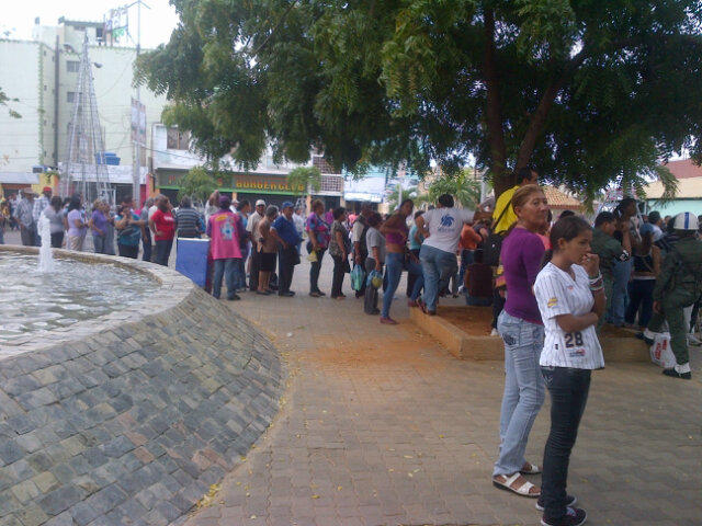 Así está la cola para comprar pollo en Punto Fijo (Foto)