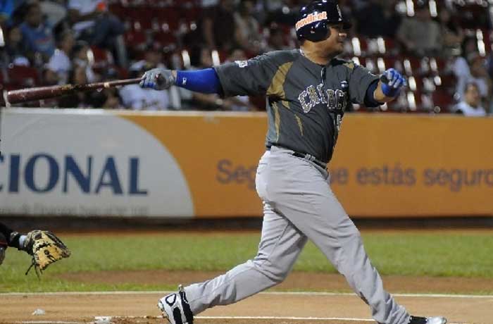 Abreu y Pino ponen a los Leones en la punta