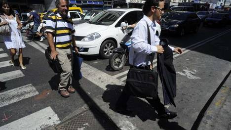 Convocan concurso “Miss Bache” por mal estado de las calles en Buenos Aires