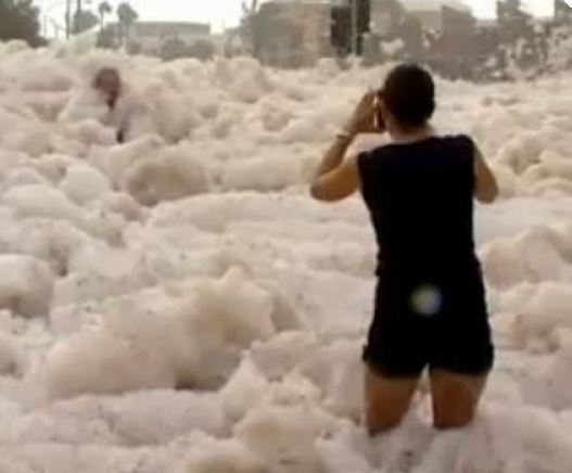 Esta ciudad amaneció cubierta de espuma (Imágenes)