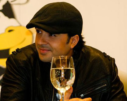 Luis Fonsi niega acusación de infidelidad que aparece en libro de su exesposa