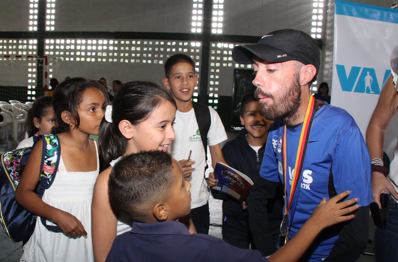 Maickel Melamed motivó a los niños de Baruta