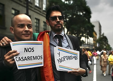 Parejas homosexuales en Italia tienen derecho a criar hijos, según la justicia