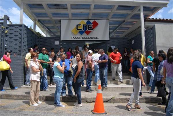 Hasta cuatro horas tardan para inscribir en el Registro Electoral