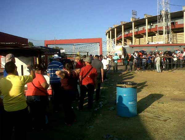 Así está la cola para el juego Leones-Águilas en Maracaibo (Fotos)