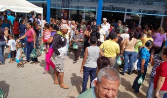 Personas canjean tickets de alimentación por efectivo