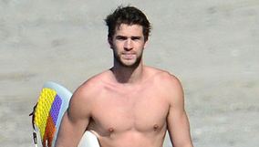 ¡Cosa rica! Liam y Chris Hemsworth surfean en Costa Rica (Fotos)