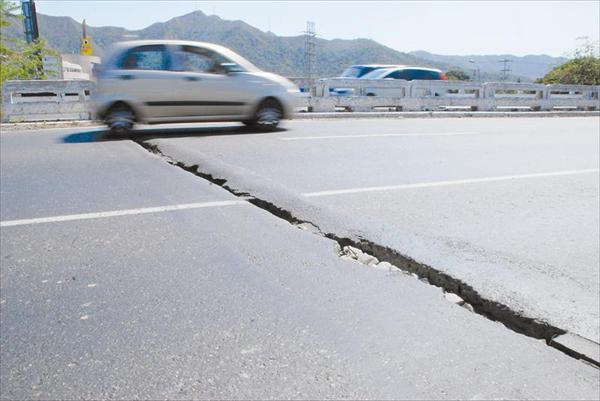 Retraso vehicular y riesgo para los conductores por grieta en el distribuidor Mañongo (Foto)