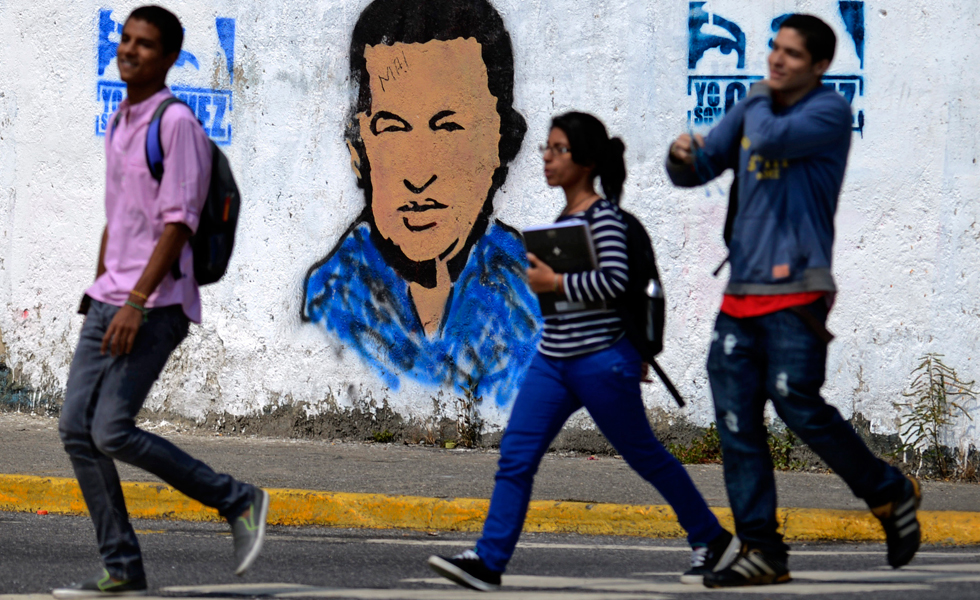 El presidente Chávez mejora, pero no aparece públicamente