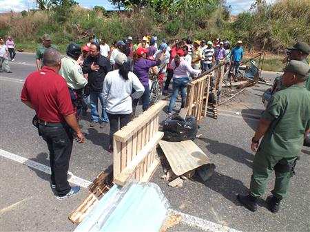 Vecinos protestaron para exigir saneamiento por derrame de crudo (Foto)