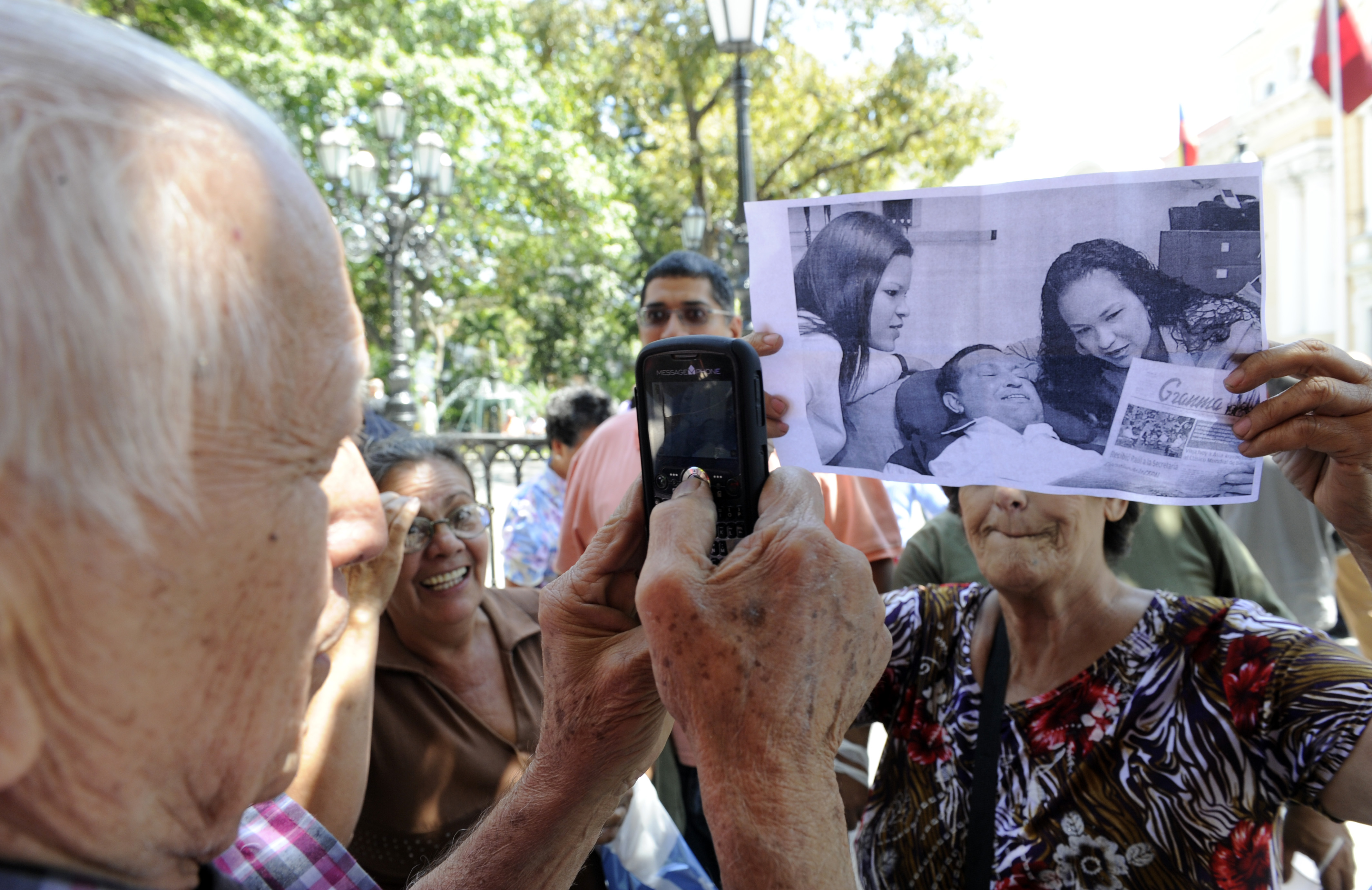 Fotos de Chávez no despejan incertidumbre política en el país