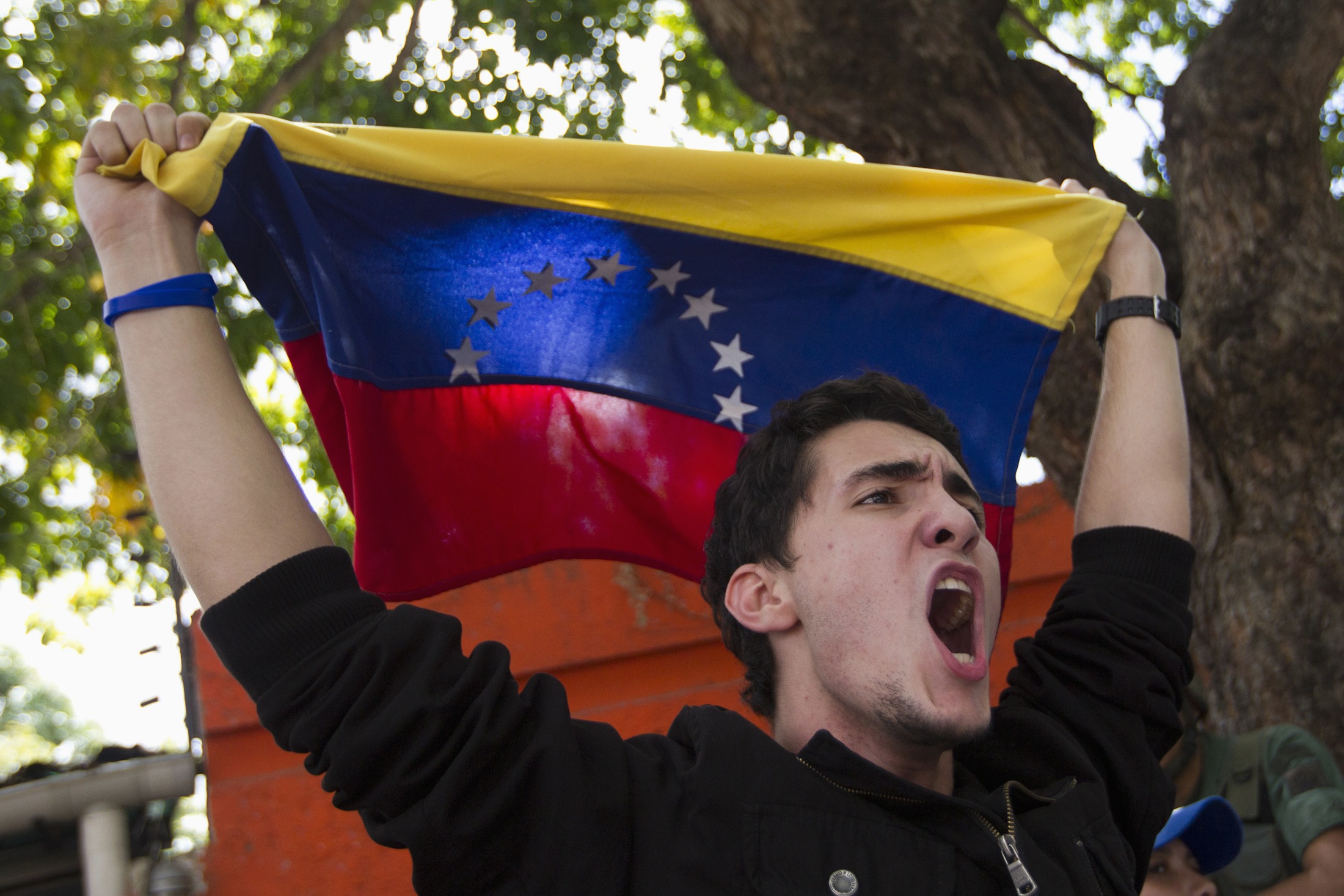 Estudiantes continúan encadenados en la embajada de Cuba (Fotos y Video)