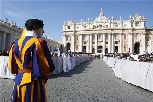 El papel central de la Guardia Suiza en retiro del papa (Fotos)