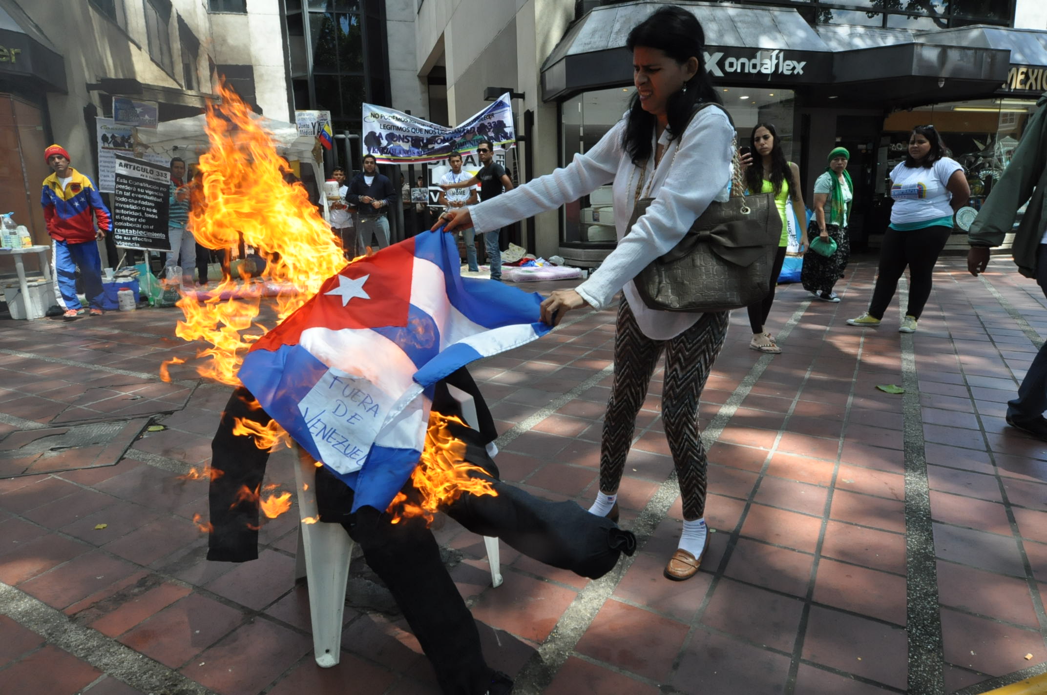 Estudiantes queman simbólicamente a la dictadura cubana en Venezuela (FOTOS)