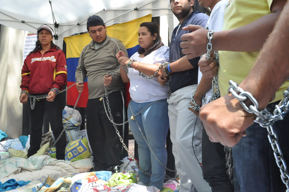 Una nueva estudiante se suma a los encadenados de la OEA (FOTOS)