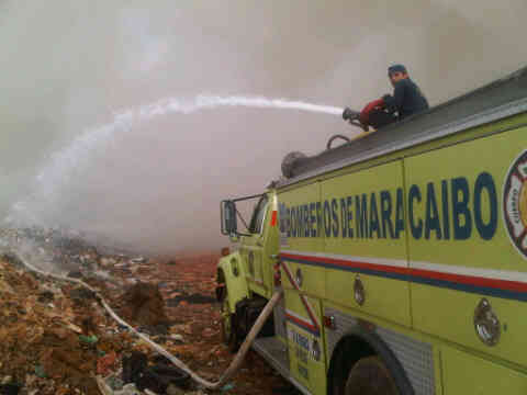 Bomberos de Maracaibo llevan 6 horas luchando con fuego en relleno sanitario