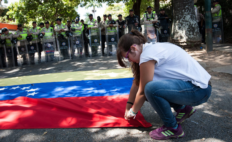 Gobierno venezolano vigilante ante “tarantín golpista” frente a embajada Cuba