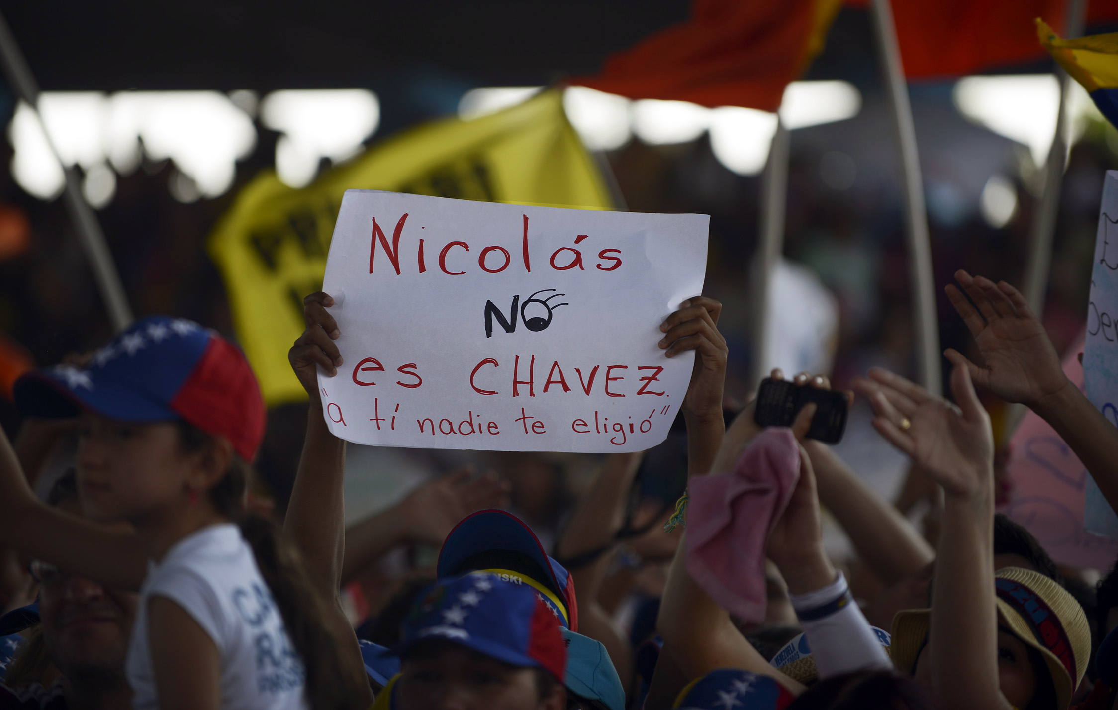 Niños, banderas e insultos marcan la pauta en la precampaña