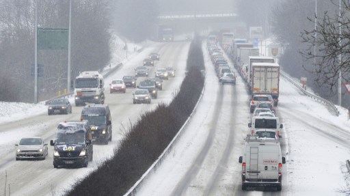 La nieve continúa causando retrasos en los trenes y aeropuertos belgas (Fotos)