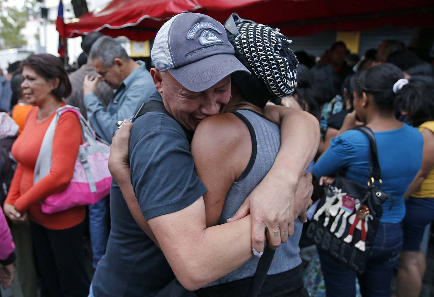 Oficialistas lloran la muerte de su líder (Fotos)