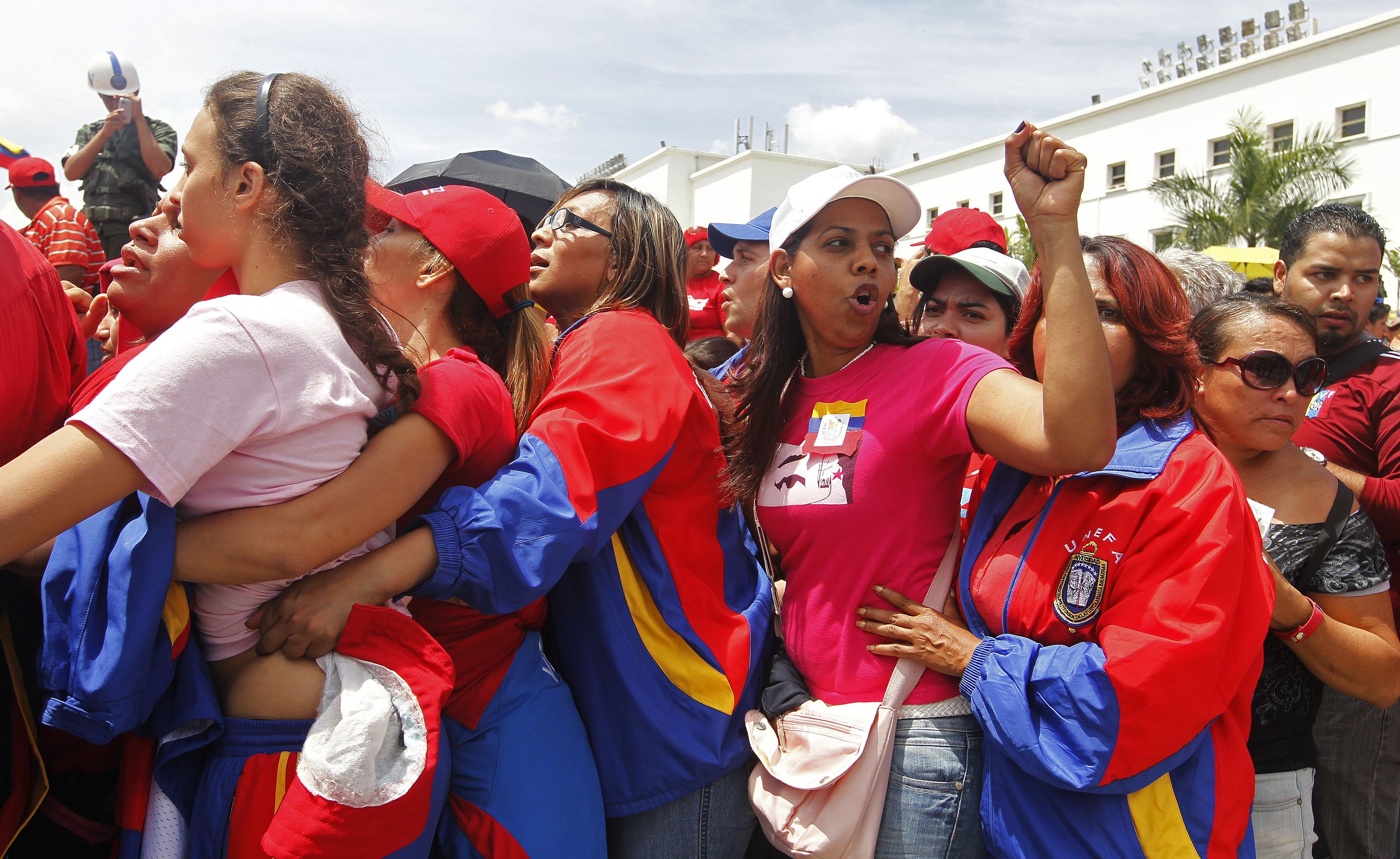 Enrique Iglesias viaja con el Príncipe de Asturias para funeral de Chávez