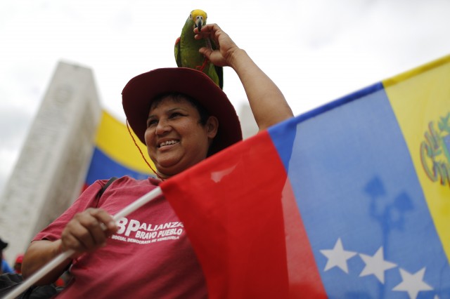 Este loro también fue a darle el último adiós a Chávez a la Academia Militar (foto)