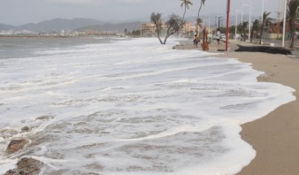 Mar de fondo tapó drenajes en seis calles de Lechería