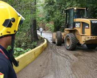 Cerrada vía hacia Ocumare de la Costa