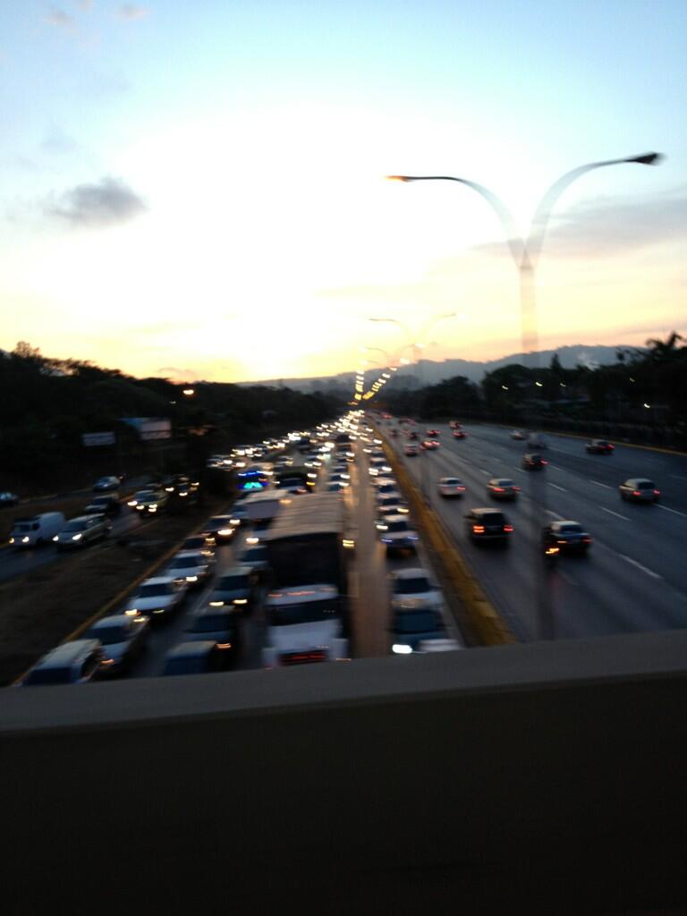 Retraso en la autopista Francisco Fajardo por accidente (Foto)