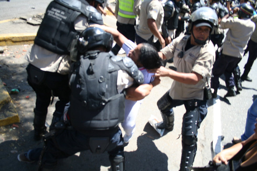 PNB arremete contra refugiados en la Av. Libertador (Fotos + Video)