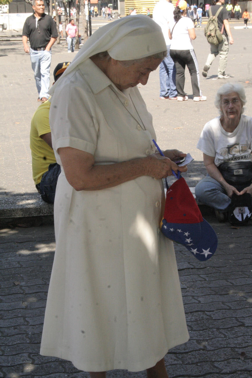 Miren en manos de quien estaba la gorra tricolor en la marcha (Fotos)