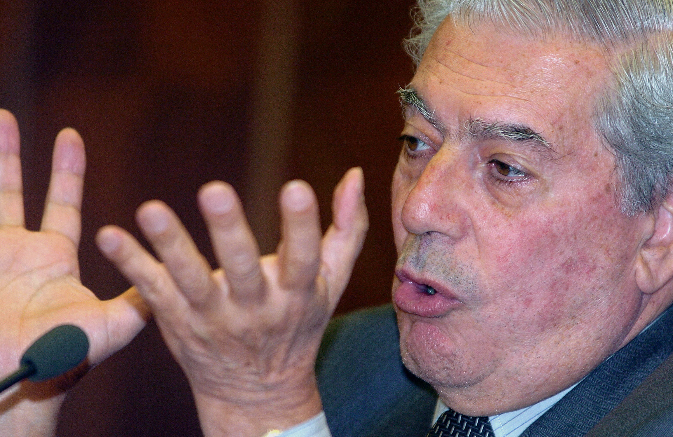 Leer a los clásicos en tiempos de crisis es necesario, dice Vargas Llosa