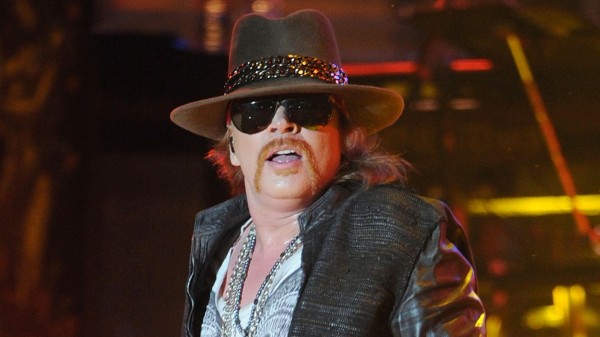 Demandan a Axl Rose por romperle los dientes a un fanático