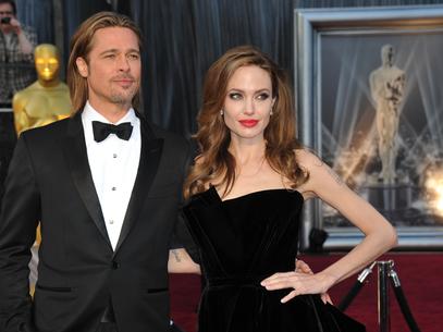 Brad Pitt estiliza su figura con una faja reductora